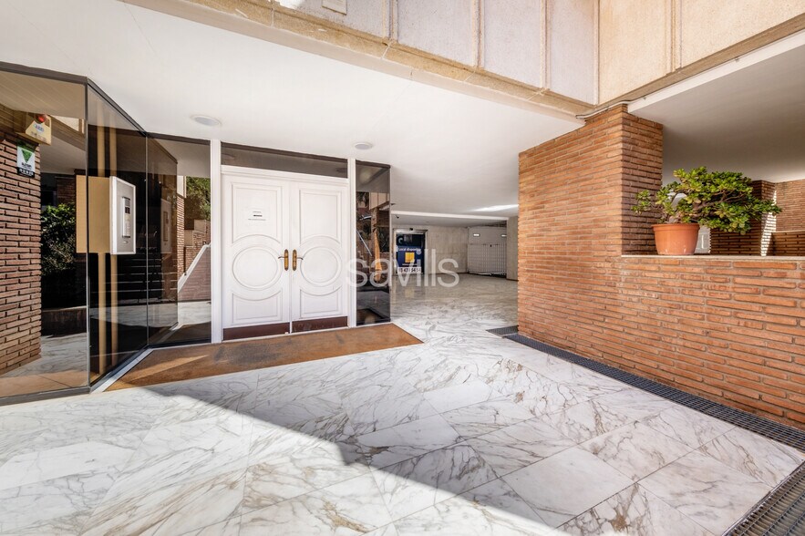 Immeuble residentiel dans Barcelone, Barcelona à vendre - Photo intérieure – Image 2 sur 4