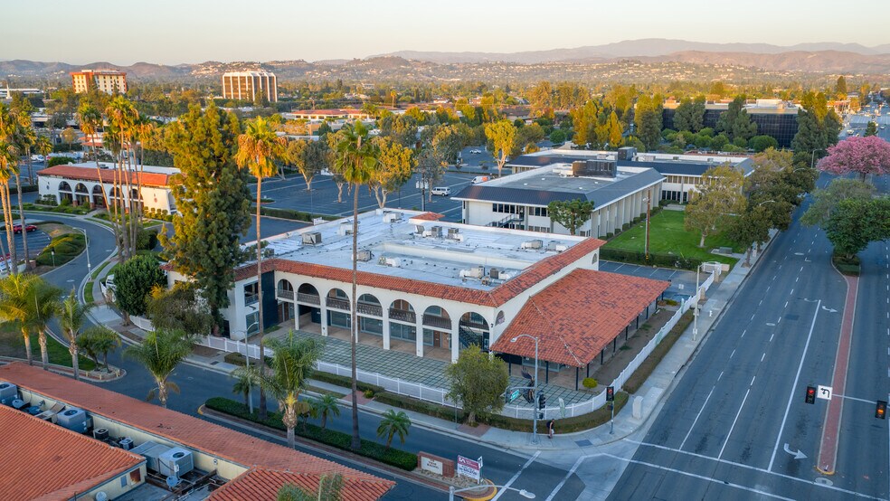 2021 E 4th St, Santa Ana, CA à vendre - Photo de l’immeuble – Image 2 sur 5