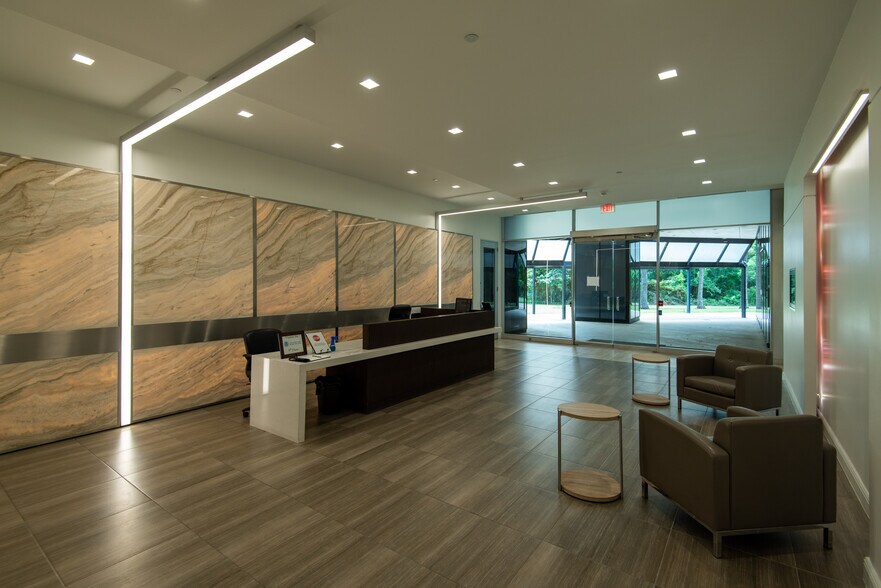 2350 N Sam Houston Pky E, Houston, TX à vendre - Photo intérieure – Image 3 sur 9