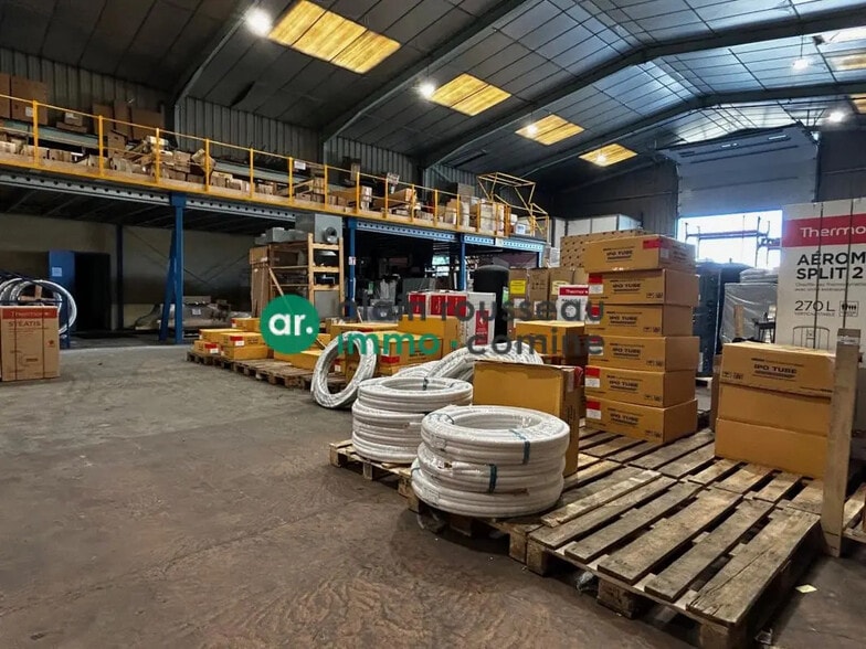 Local d’activités dans SAINT-BARTHELEMY-D'ANJOU à louer - Photo de l’immeuble – Image 2 sur 7