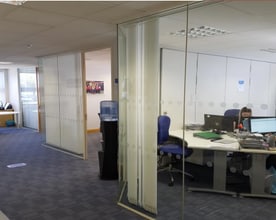 2 De Havilland Dr, Liverpool à louer Photo de l’immeuble– Image 2 sur 5