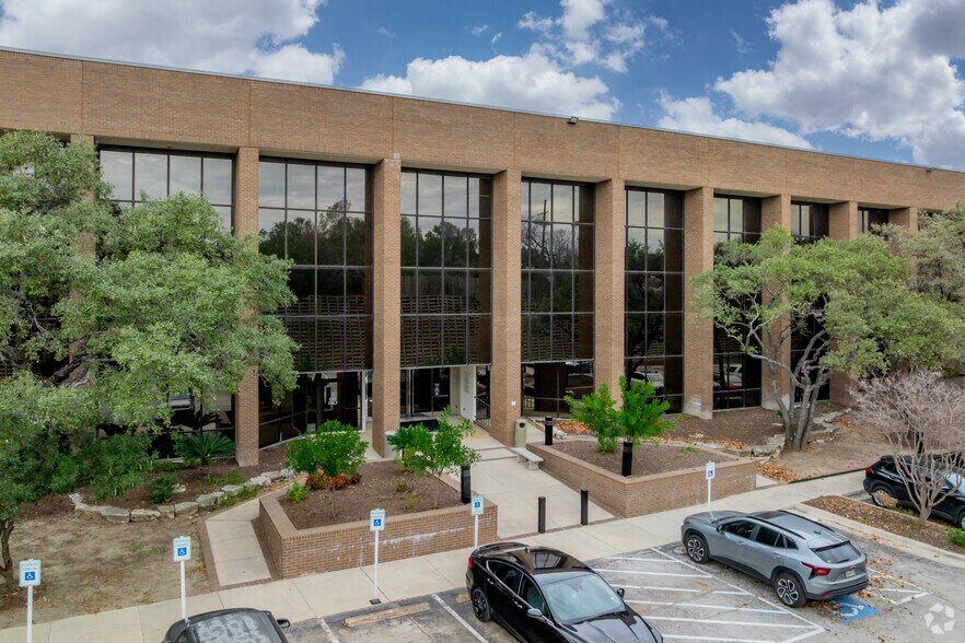 4440 S Piedras Dr, San Antonio, TX à vendre - Photo de l’immeuble – Image 3 sur 7