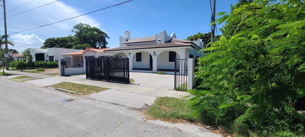 1721 SW 24th Ter, Miami, FL à vendre - Photo de l’immeuble – Image 2 sur 79