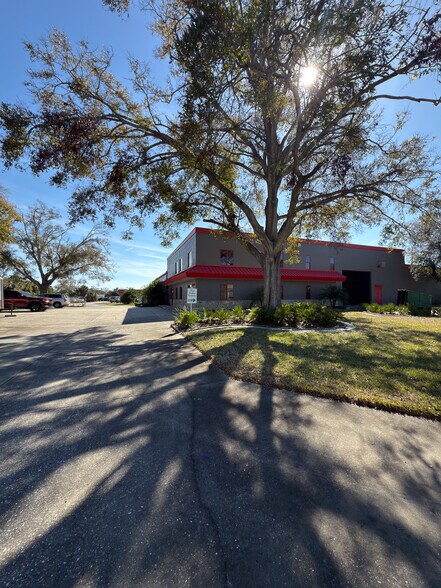 10750 Endeavour Way, Seminole, FL à louer - Photo de l’immeuble – Image 2 sur 5