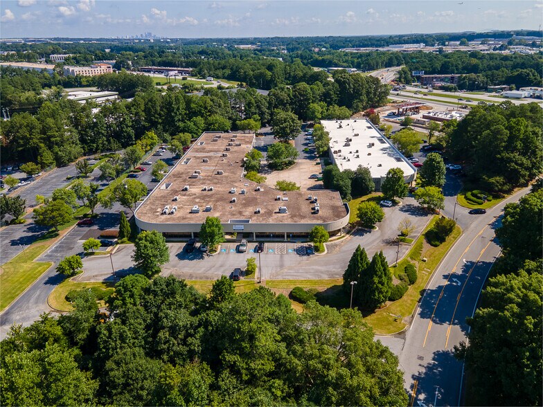 485 Atlanta South Pky, Atlanta, GA à vendre - Photo principale – Image 1 sur 13