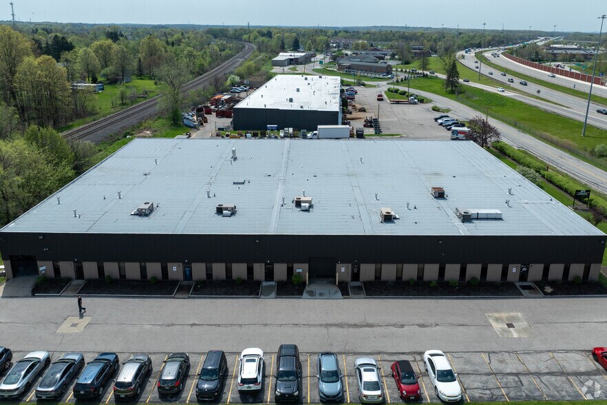 8515 Freeway Dr, Macedonia, OH à louer - Photo de l’immeuble – Image 2 sur 5
