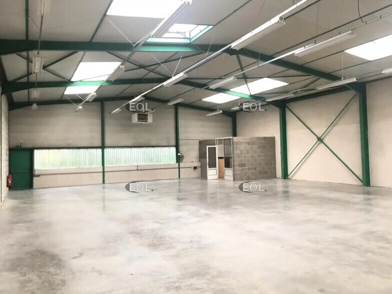 Local d’activités dans Saint-Genis-Laval à louer - Photo de l’immeuble – Image 2 sur 11