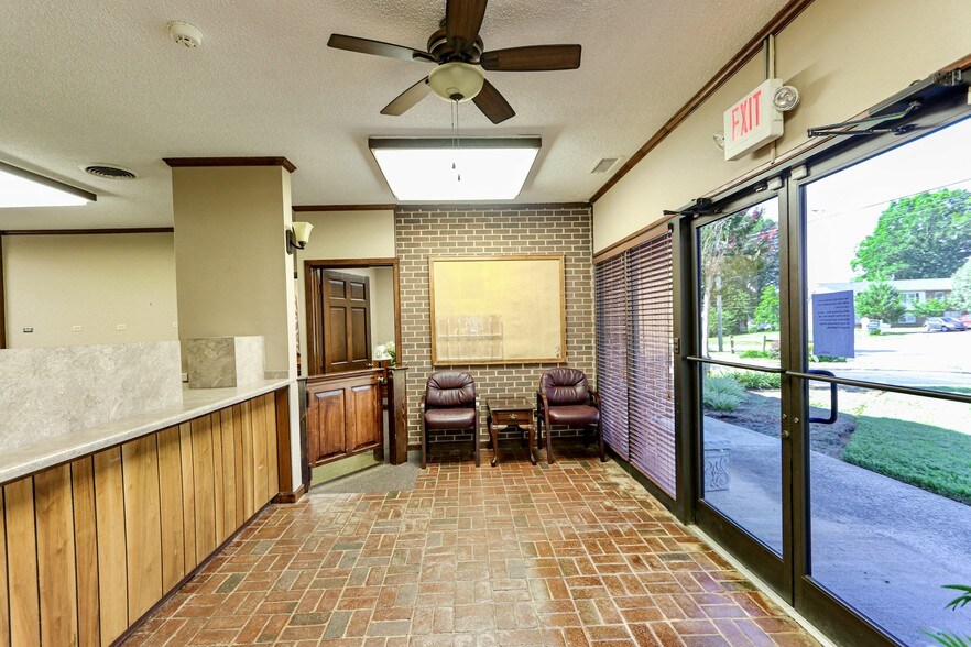 1001 S State St, Yadkinville, NC à vendre - Photo de l’immeuble – Image 3 sur 62