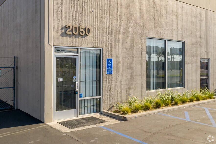 2030-2050 E Orangethorpe Ave, Anaheim, CA à louer - Photo de l’immeuble – Image 3 sur 5