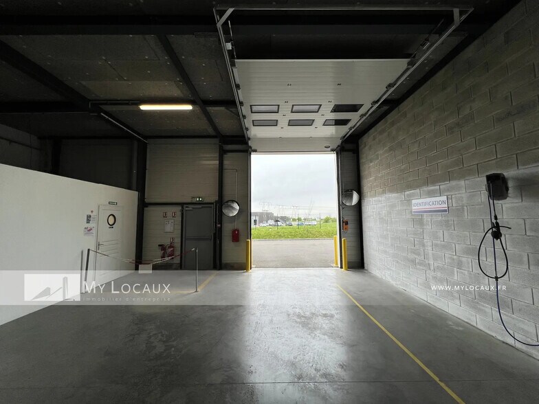 Local d'activités dans Viarmes à vendre - Photo de l’immeuble – Image 3 sur 7