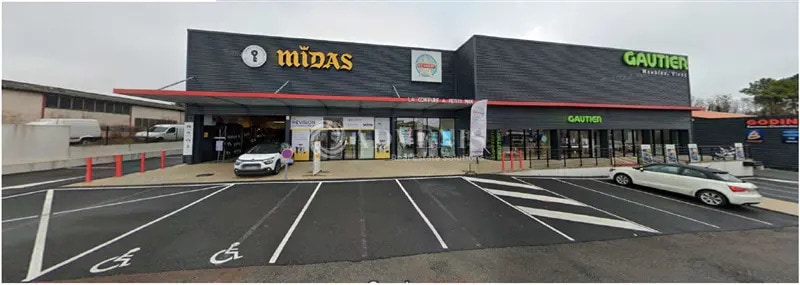 Local commercial dans Saintes à louer Photo de l’immeuble– Image 1 sur 2