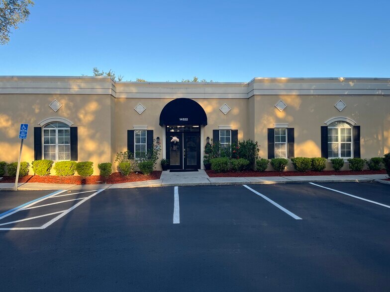 14522 University Point Pl, Tampa, FL à vendre - Photo de l’immeuble – Image 2 sur 11