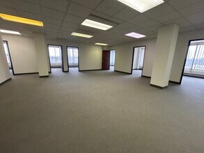 701 Lee St, Des Plaines, IL à louer Photo de l’immeuble– Image 2 sur 7