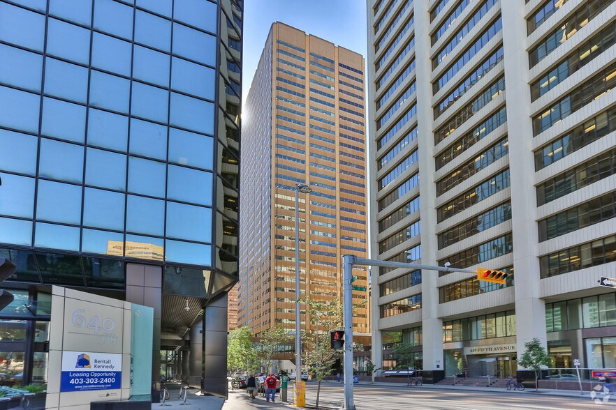 605 5th Ave SW, Calgary, AB à louer - Photo de l’immeuble – Image 2 sur 24