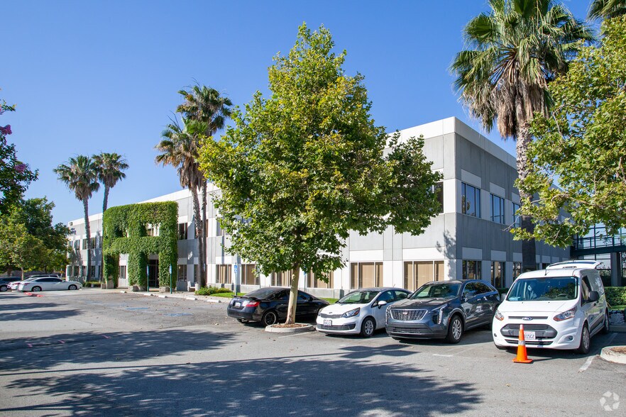 9166 Anaheim Pl, Rancho Cucamonga, CA à louer - Photo de l’immeuble – Image 1 sur 8