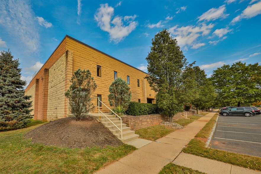 5 Ilene Ct, Hillsborough, NJ à louer - Photo de l’immeuble – Image 2 sur 15
