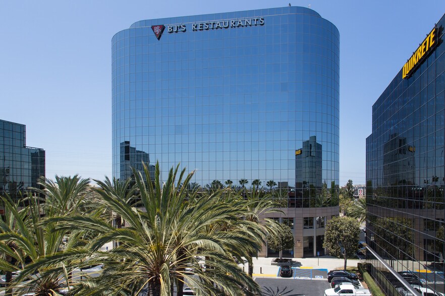 7777 Center Ave, Huntington Beach, CA à louer - Photo de l’immeuble – Image 1 sur 18