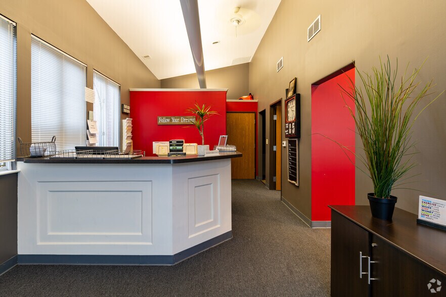 36520 Grand River Ave, Farmington Hills, MI à louer - Photo intérieure – Image 3 sur 36