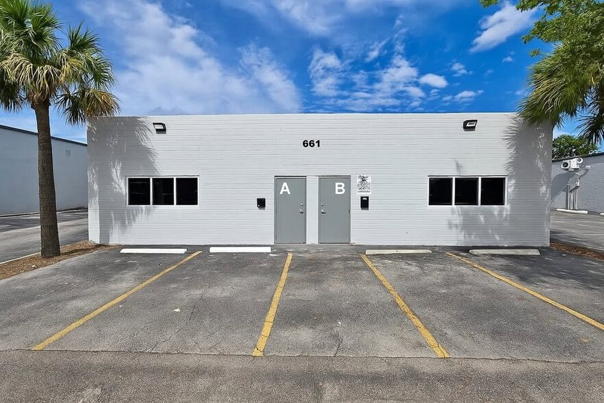611 NE 42nd St, Deerfield Beach, FL à louer - Photo de l’immeuble – Image 1 sur 2