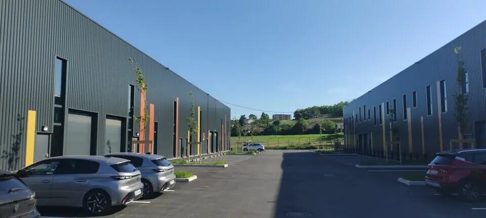 Local d'activités dans Villefontaine à vendre - Photo de l’immeuble – Image 2 sur 9