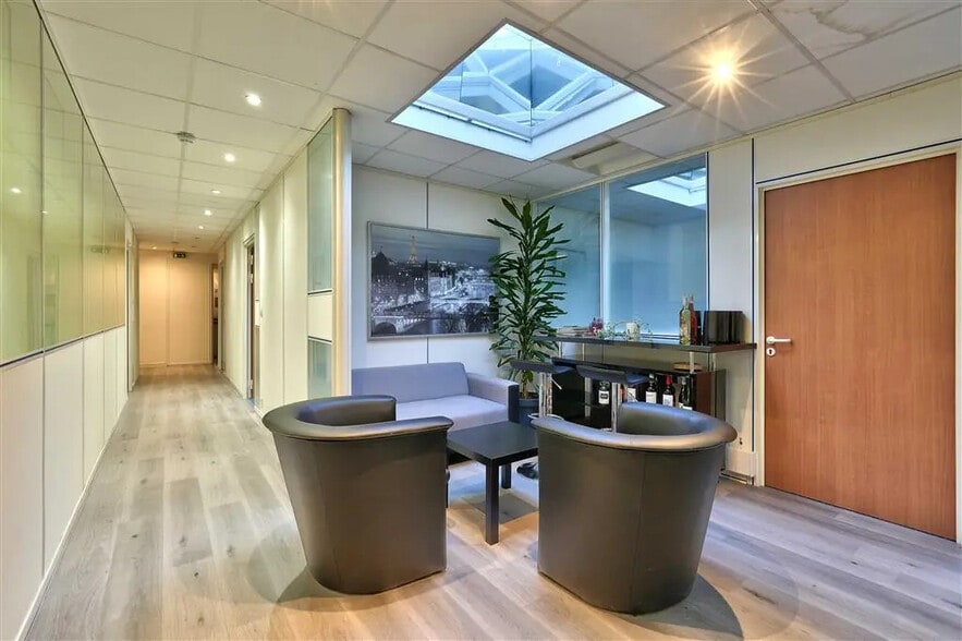 Bureau dans Saint-Cloud à vendre - Photo de l’immeuble – Image 3 sur 9