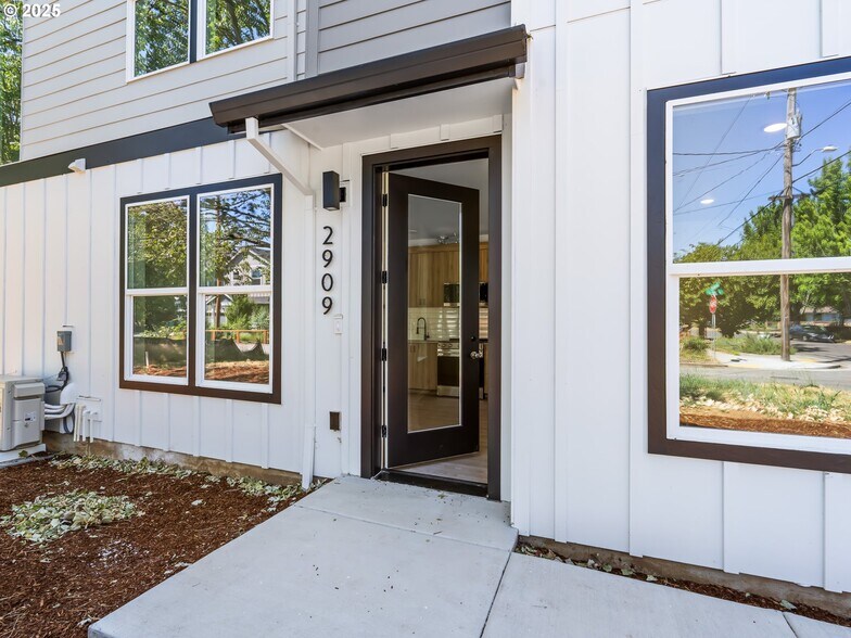 2901 73rd Ave, Portland, OR à vendre - Photo principale – Image 1 sur 10