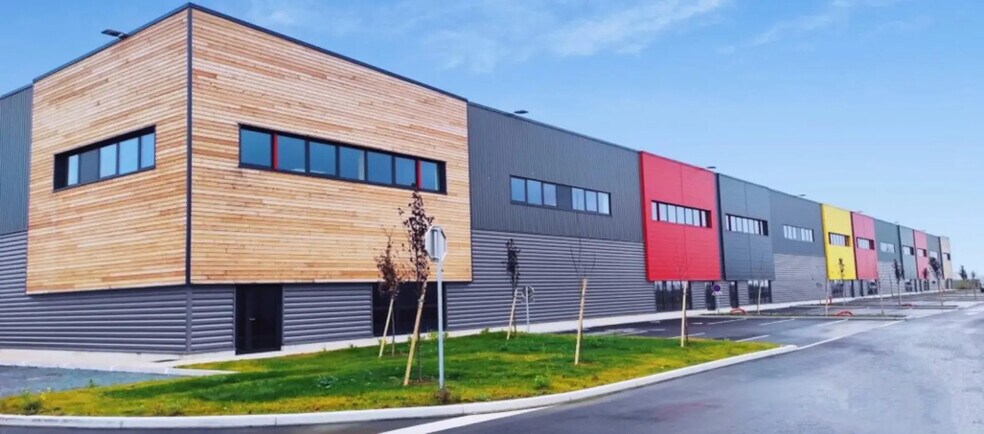 Local d’activités dans Louvres à louer - Photo de l’immeuble – Image 1 sur 4