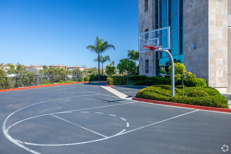 10620 Treena St, San Diego, CA à louer - Photo de l’immeuble – Image 2 sur 10
