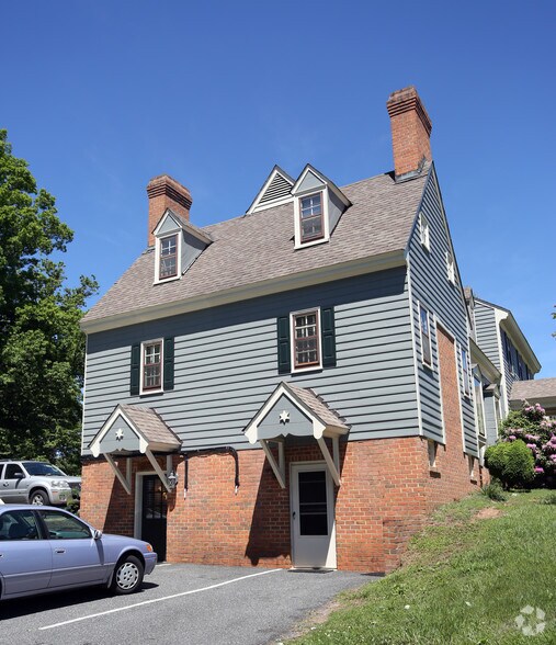 2305 Commonwealth Dr, Charlottesville, VA à vendre - Photo de l’immeuble – Image 2 sur 28