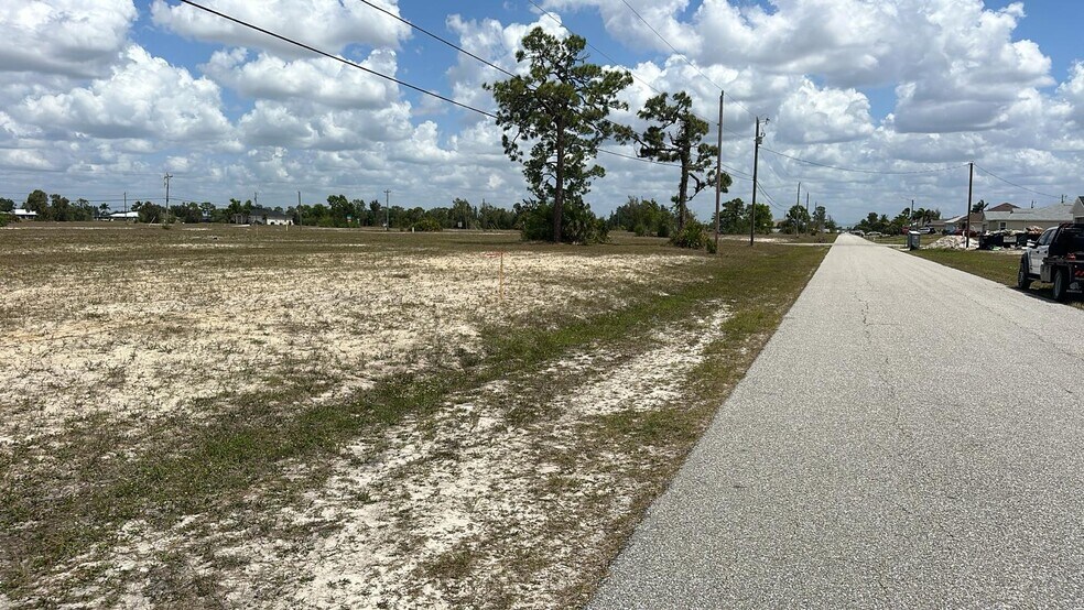 537 NW 15th Terrace Ter, Cape Coral, FL à vendre - Photo de l’immeuble – Image 3 sur 6