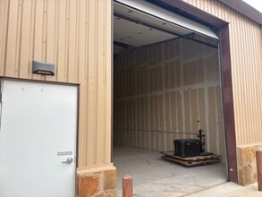 22111 W State Highway 71, Spicewood, TX à louer Photo de l’immeuble– Image 2 sur 7