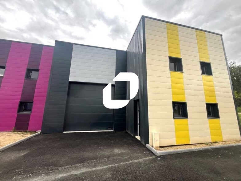 Local d’activités dans Brières-les-Scellés à louer - Photo de l’immeuble – Image 1 sur 9