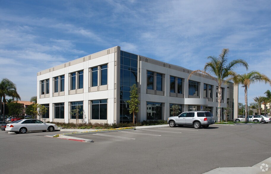 20322 SW Acacia St, Newport Beach, CA à louer - Photo de l’immeuble – Image 3 sur 3