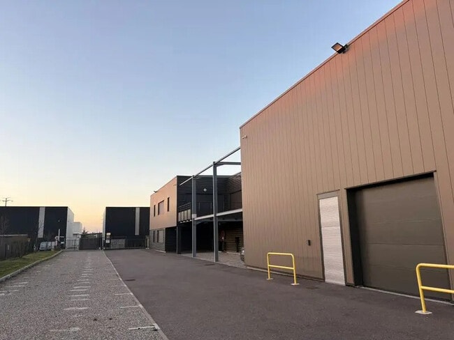 Plus de détails pour Local d’activités à vendre