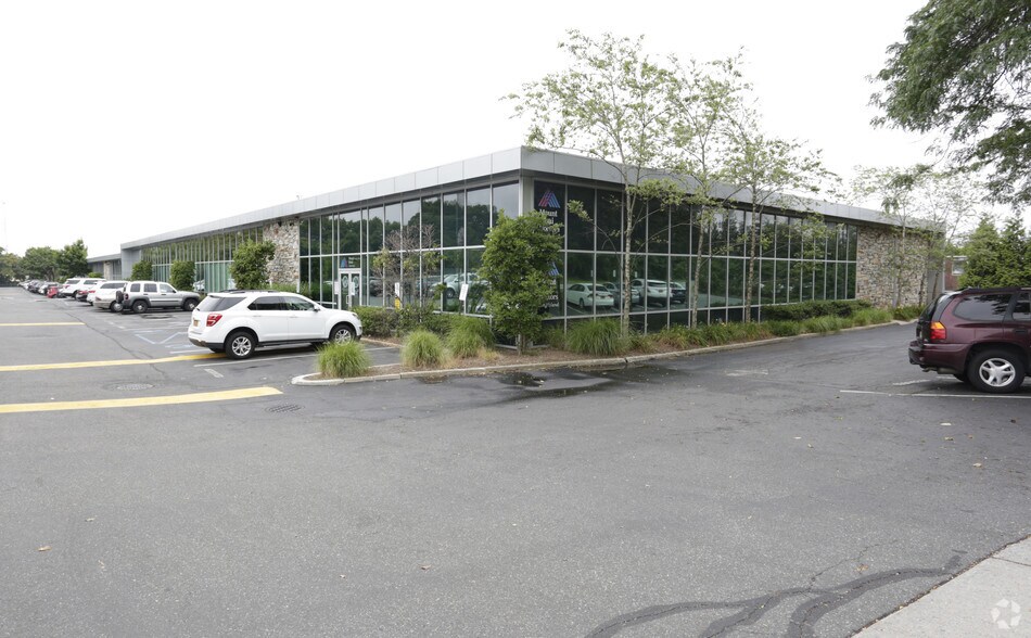 1324 Motor Pky, Hauppauge, NY à louer - Photo de l’immeuble – Image 1 sur 5