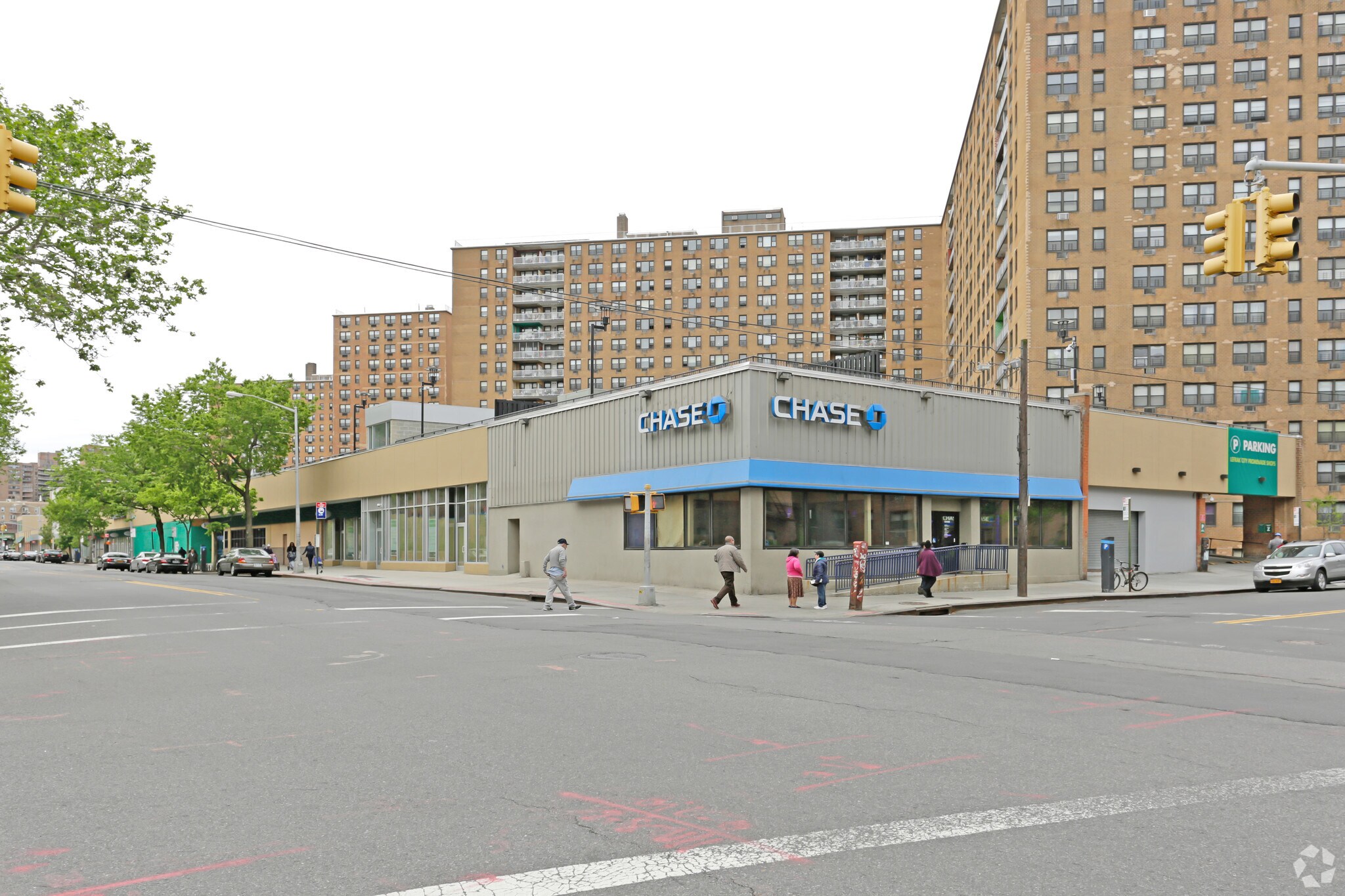 5702 99th St, Corona, NY à louer Photo principale– Image 1 sur 5