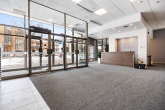 2120 Rue Sherbrooke E, Montréal, QC à louer Photo intérieure– Image 2 sur 4