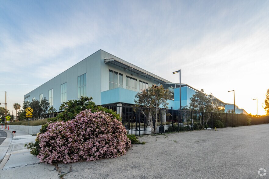 2330 Utah Ave, El Segundo, CA à louer - Photo de l’immeuble – Image 3 sur 15