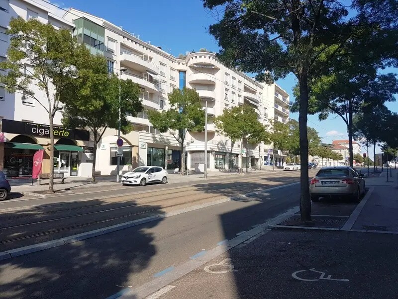 53 Avenue Camille Rousset, Bron à louer Photo de l’immeuble– Image 1 sur 6