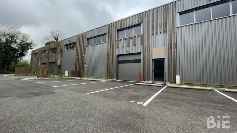 Local d’activités dans Pau à louer - Photo de l’immeuble – Image 2 sur 8