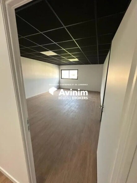 Local d'activités dans Porte-de-Savoie à vendre - Photo intérieure – Image 2 sur 3