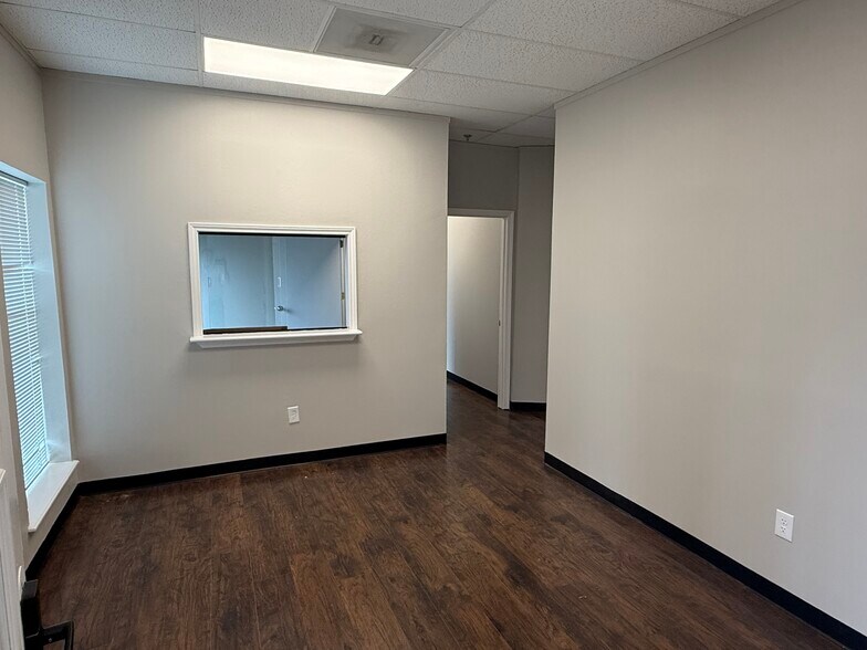 3305 W Davis St, Conroe, TX à louer - Photo de l’immeuble – Image 3 sur 15