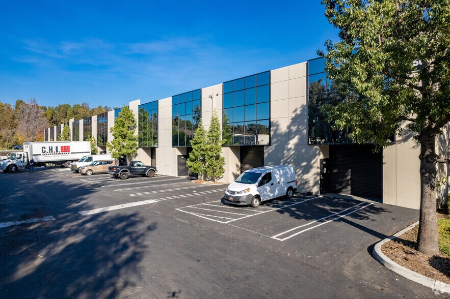 2540 E Corporate Pl, Monterey Park, CA à louer - Photo de l’immeuble – Image 3 sur 6