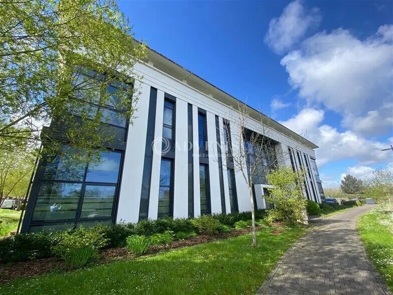 Bureau dans Élancourt à louer - Photo de l’immeuble – Image 1 sur 11