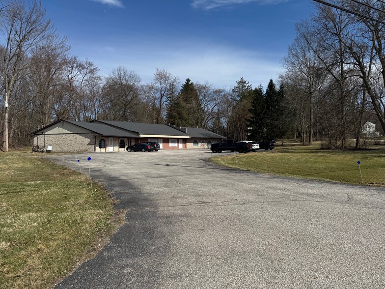 9199 Olde Eight Rd, Northfield, OH à louer - Photo de l’immeuble – Image 2 sur 9