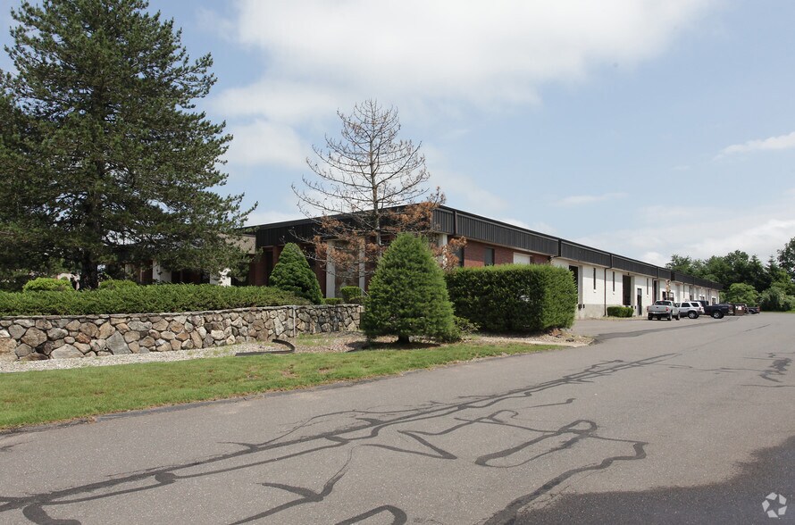 18 Thompson Rd, East Windsor, CT à louer - Photo principale – Image 1 sur 21