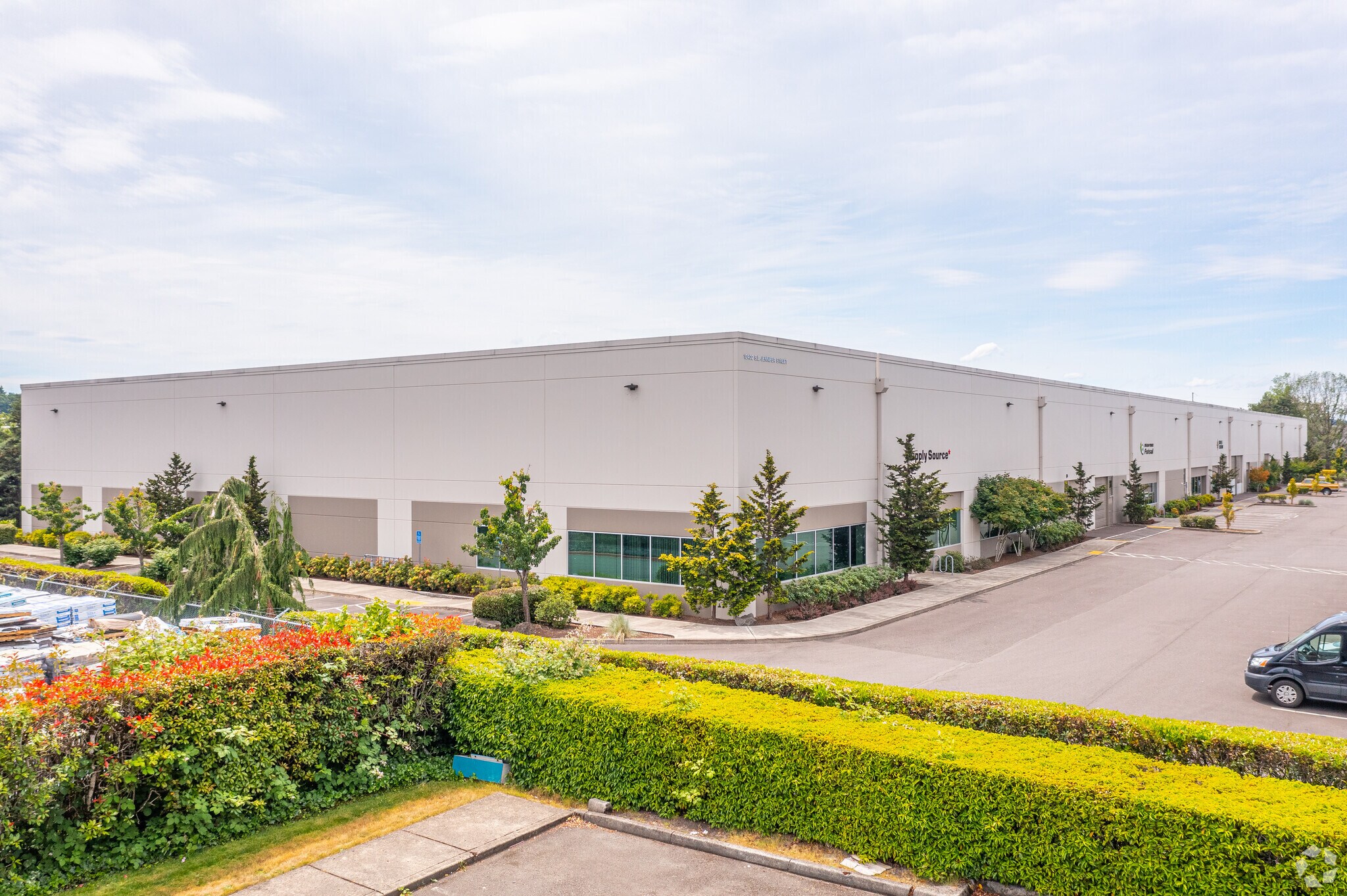 12402 SE Jennifer St, Clackamas, OR à louer Photo principale– Image 1 sur 5