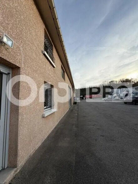 Local d’activités dans Toussieu à louer - Photo de l’immeuble – Image 2 sur 8