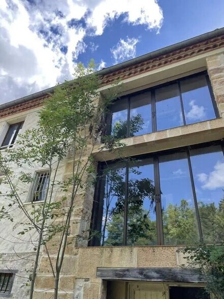 Local d’activités dans Foix à louer - Photo de l’immeuble – Image 2 sur 3