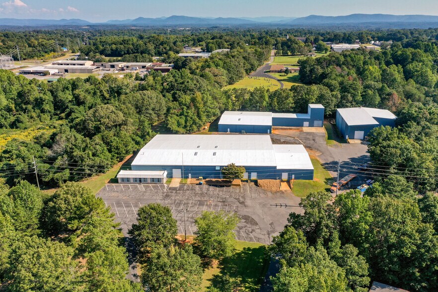 144 Industrial Dr, Forest City, NC à louer - Photo de l’immeuble – Image 2 sur 42